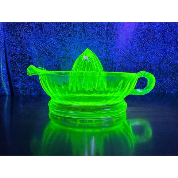 Vintage uranium glass juicer/reamer Round green by Cambridge - Picture 2 of 10